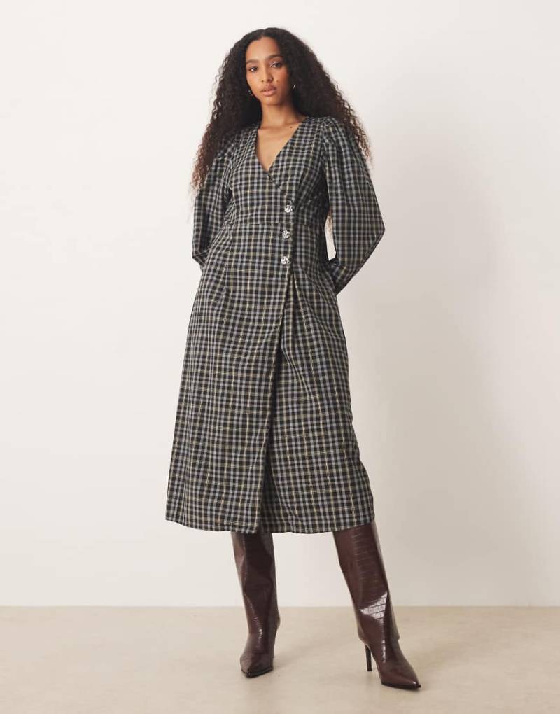 YAS - Midikleid in kariertem Schwarz mit asymmetrischer Knopfleiste von YAS