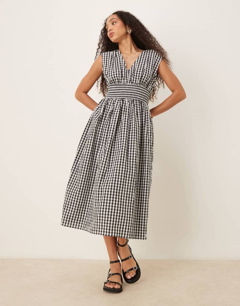YAS - Midikleid in schwarz-weiß kariert mit gesmokter Taille-Bunt von YAS