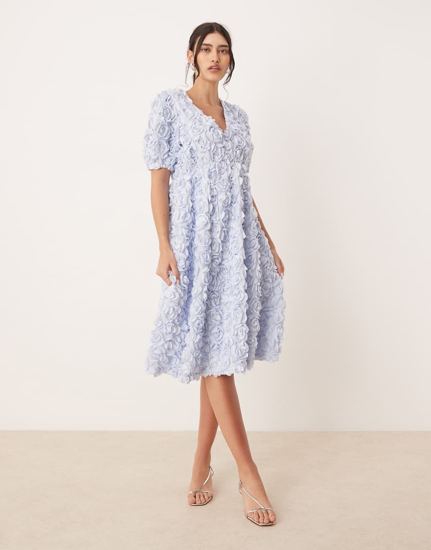 YAS - Midikleid in zartem Blau mit 3D-Blumenstruktur und V-Ausschnitt YAS - Midikleid in zartem Blau mit 3D-Blumenstruktur und V-Ausschnitt von YAS