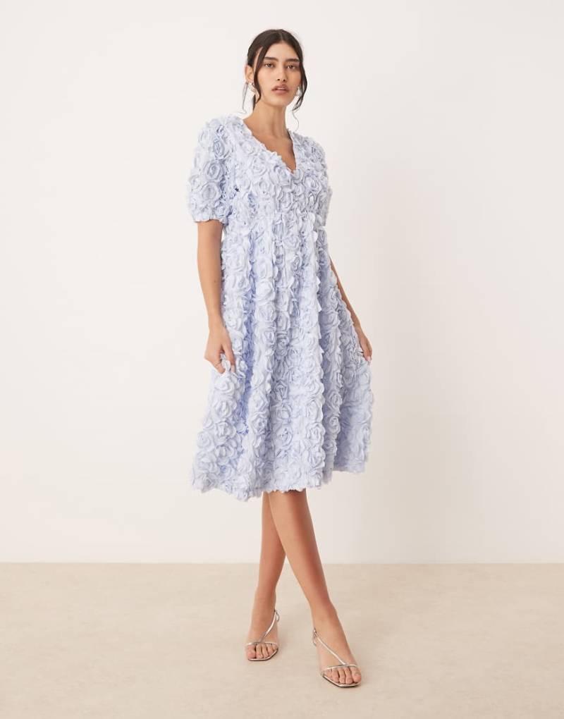 YAS - Midikleid in zartem Blau mit 3D-Blumenstruktur und V-Ausschnitt von YAS