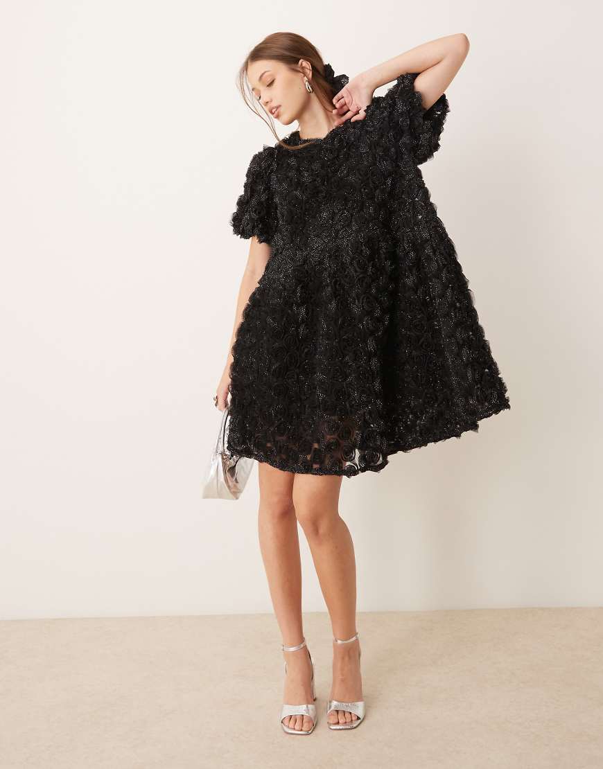 YAS - Mini-Hängerkleid in Schwarz mit schimmerndem Goldoptik-Detail und 3D-Rosenstruktur YAS - Mini-Hängerkleid in Schwarz mit schimmerndem Goldoptik-Detail und 3D-Rosenstruktur von YAS