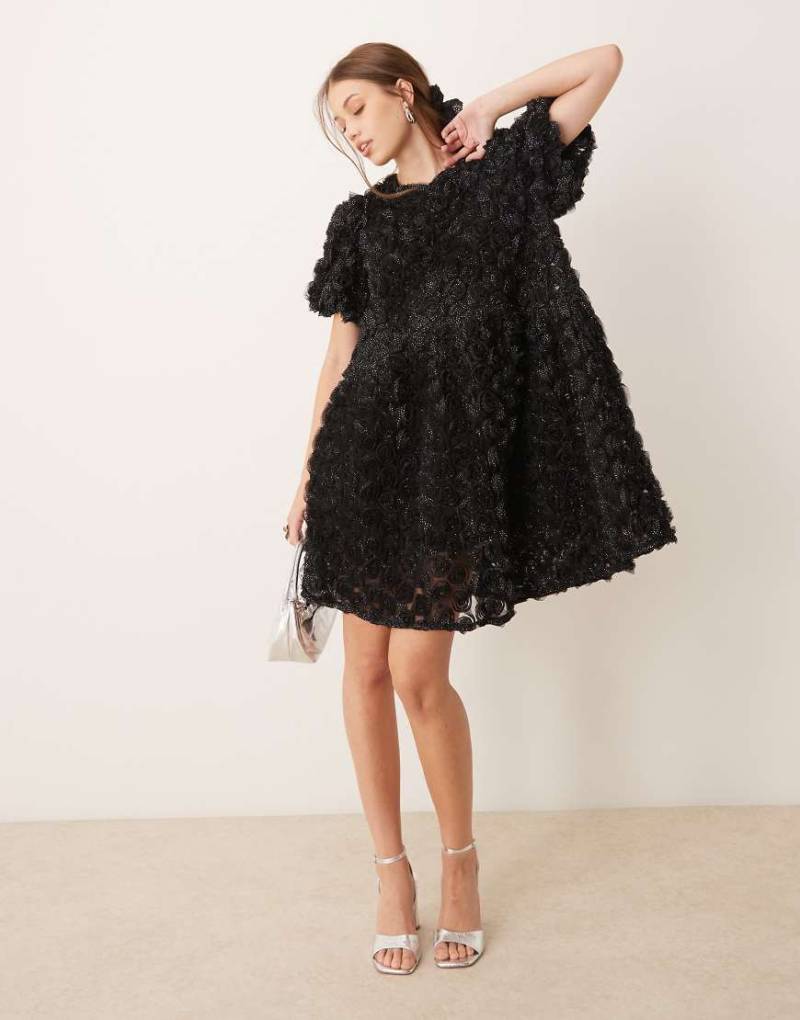 YAS - Mini-Hängerkleid in Schwarz mit schimmernden Silberoptik-Details und 3D-Rosenstruktur von YAS