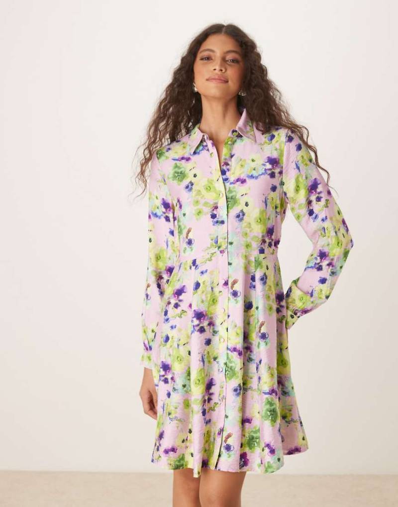 YAS - Mini-Hemdblusenkleid in blassem Flieder mit schwingendem Saum mit Blumenmuster-Bunt von YAS