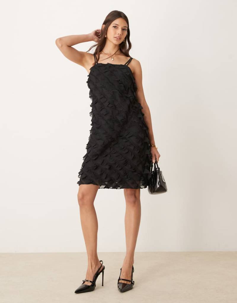 YAS - Mini-Trägerkleid in Schwarz mit Rüschendetail von YAS