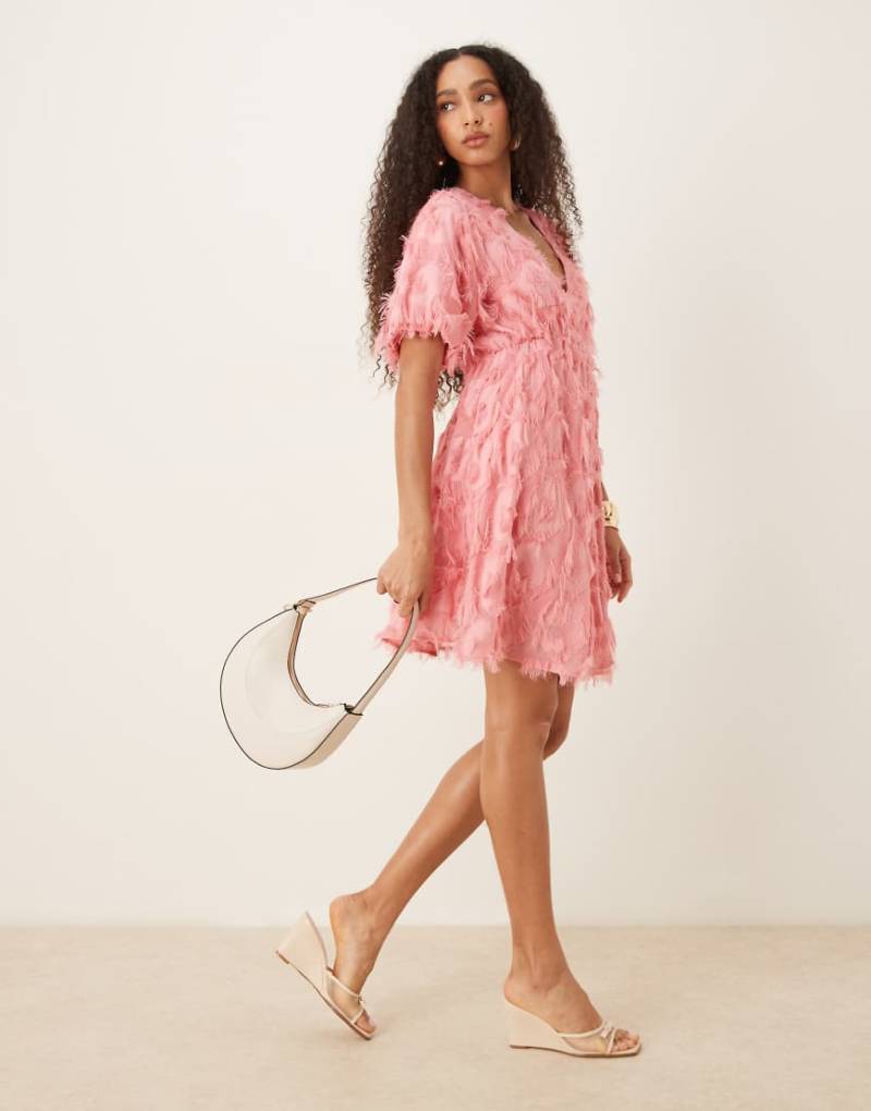 YAS - Minikleid in Bubblegum-Rosa mit V-Ausschnitt und Strukturmuster von YAS