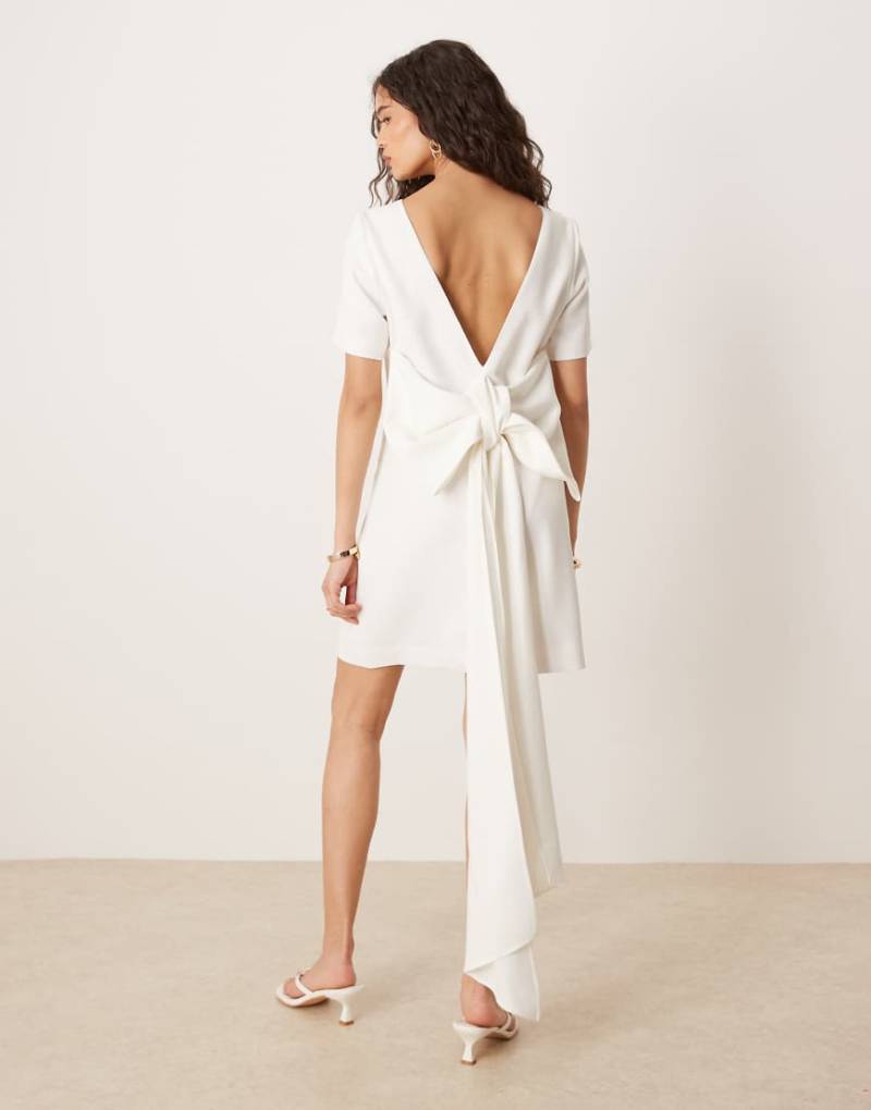YAS - Minikleid in Weiß mit auffälliger Rückenschleife von YAS
