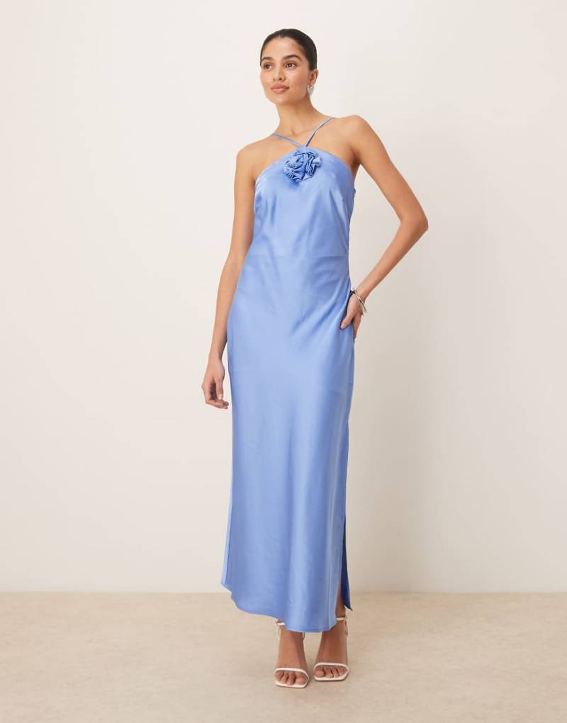 YAS - Neckholder-Maxikleid aus Satin in Provence-Blau mit Blumen-Corsage von YAS