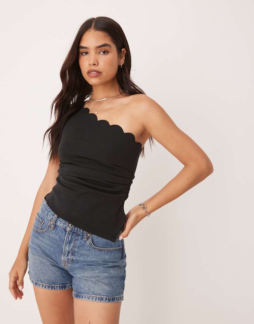 YAS - Oberteil aus hochwertigem strukturiertem Jersey in Schwarz mit Muschelkantendetail von YAS