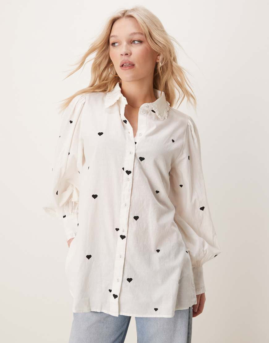 YAS - Oversize-Hemd in Weiß mit Herz-Stickerei und Rüschenborte von YAS