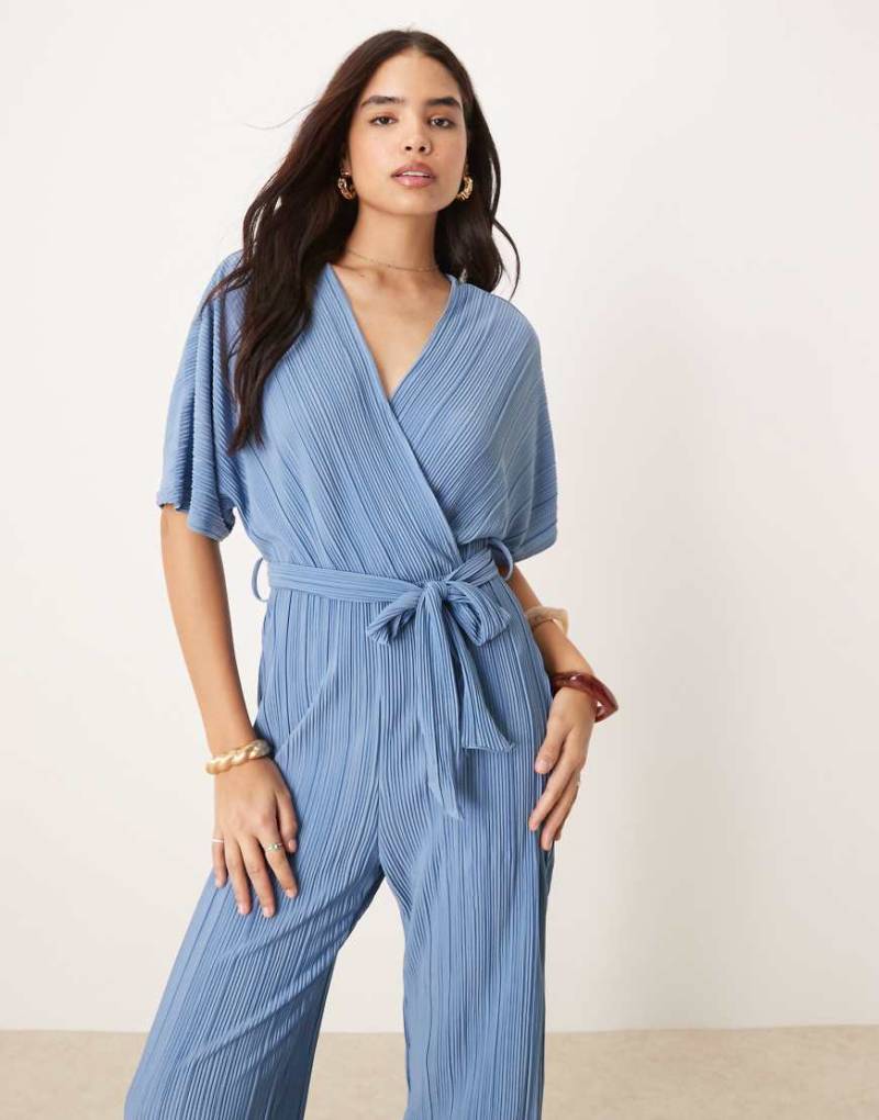 YAS - Plissierter Jumpsuit in Blau mit Wickeldetail vorne von YAS