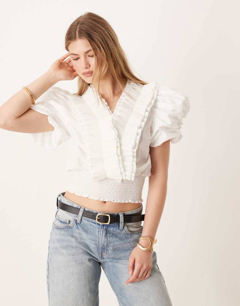 YAS - Popeline-Oberteil in Weiß mit plissiertem Rüschenbesatz und Puffärmeln von YAS