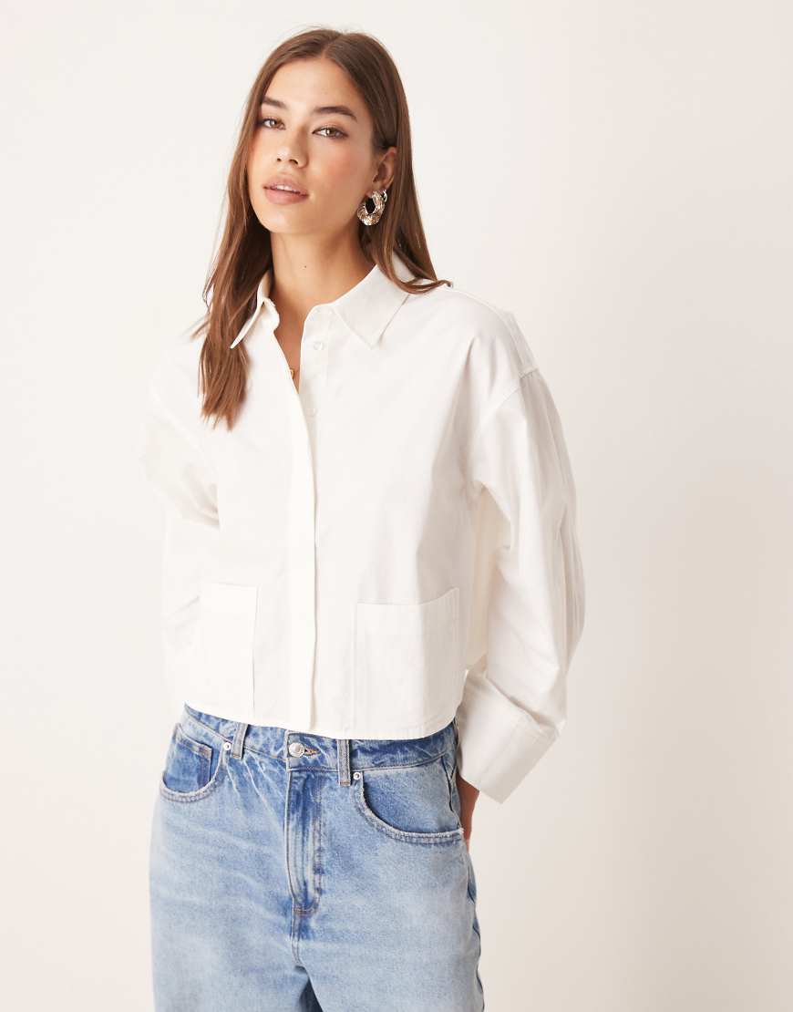 YAS - Premium - Cropped-Hemdbluse in Weiß mit Taschen von YAS