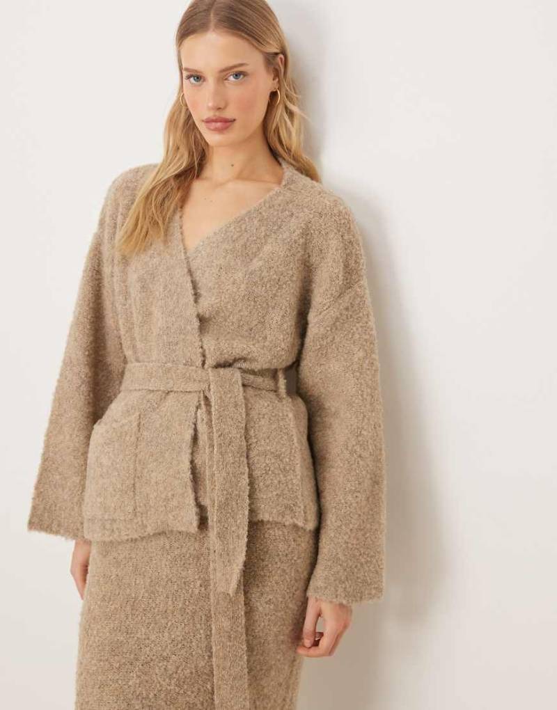 YAS - Premium - Strukturierte Wickelstrickjacke in meliertem Taupe, Kombiteil-Grau von YAS