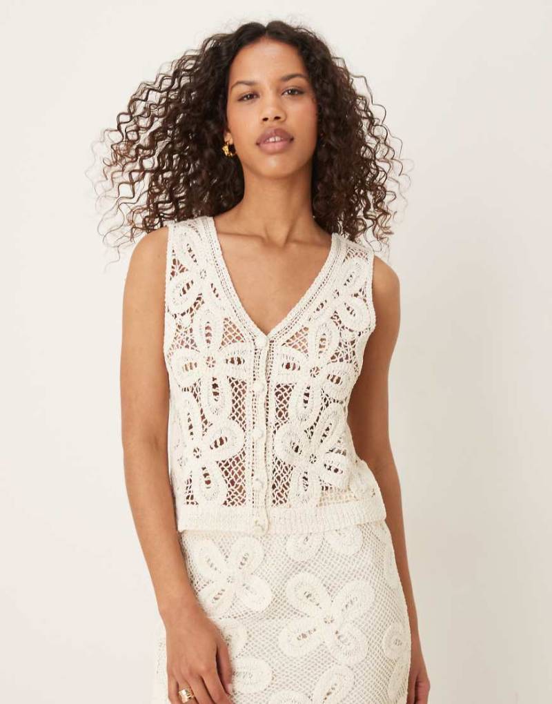 YAS - Premium - Weste aus Häkelstrick in Creme mit Blumen-Strukturmuster, Kombiteil-Weiß von YAS