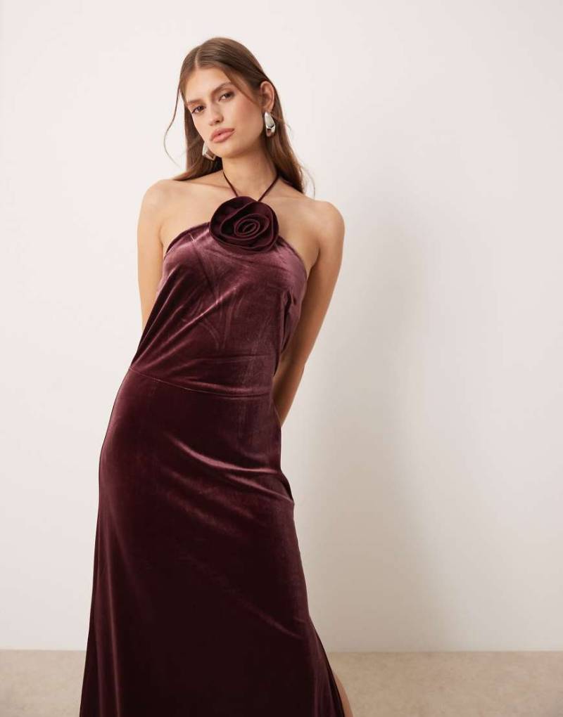 YAS - Samt-Maxikleid in Burgunderrot mit Neckholder und Ansteckblume von YAS