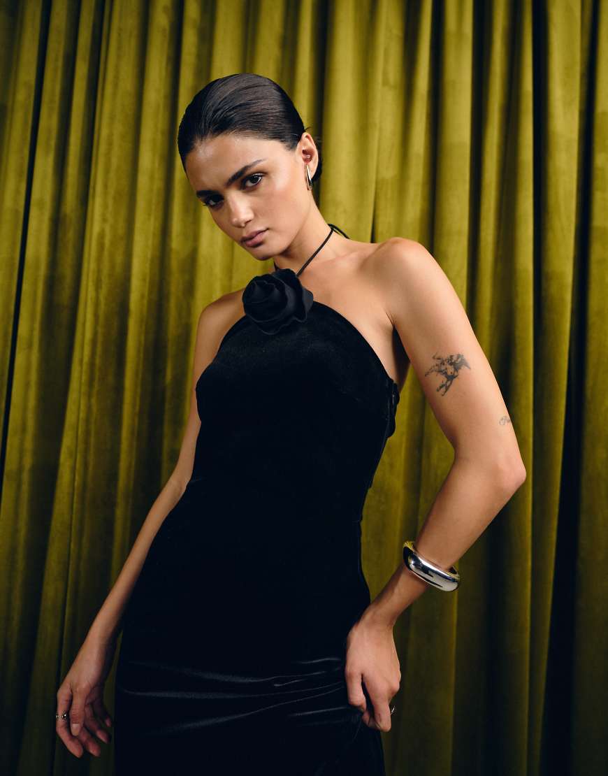 YAS - Samt-Maxikleid in Schwarz mit Neckholder und Ansteckblume von YAS