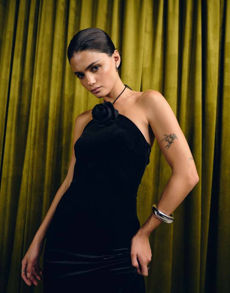 YAS - Samt-Maxikleid in Schwarz mit Neckholder und Ansteckblume von YAS