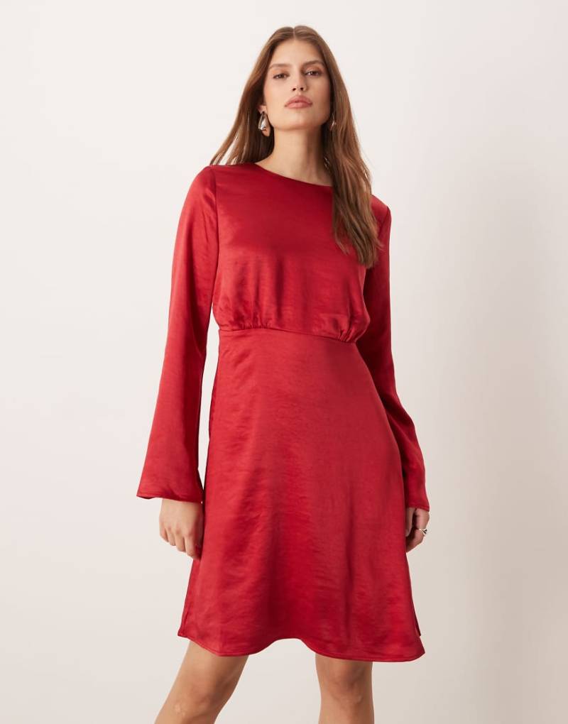 YAS - Satin-Minikleid in Rot mit Rückenausschnitt von YAS