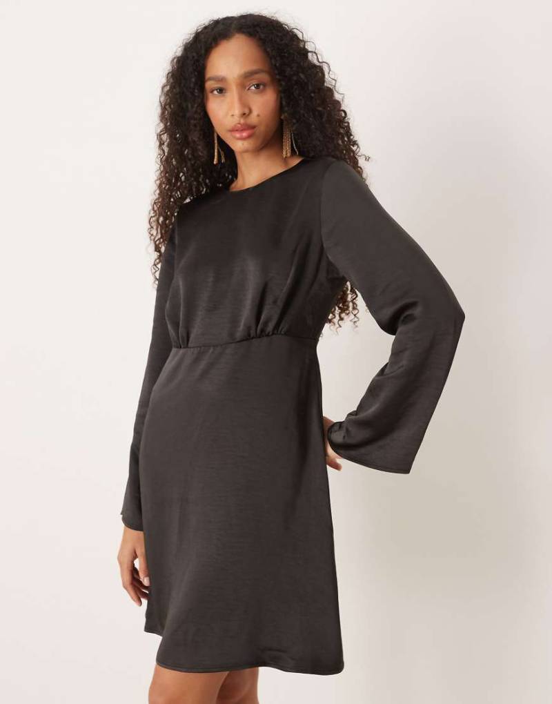 YAS - Satin-Minikleid in Schwarz mit Rückenausschnitt von YAS