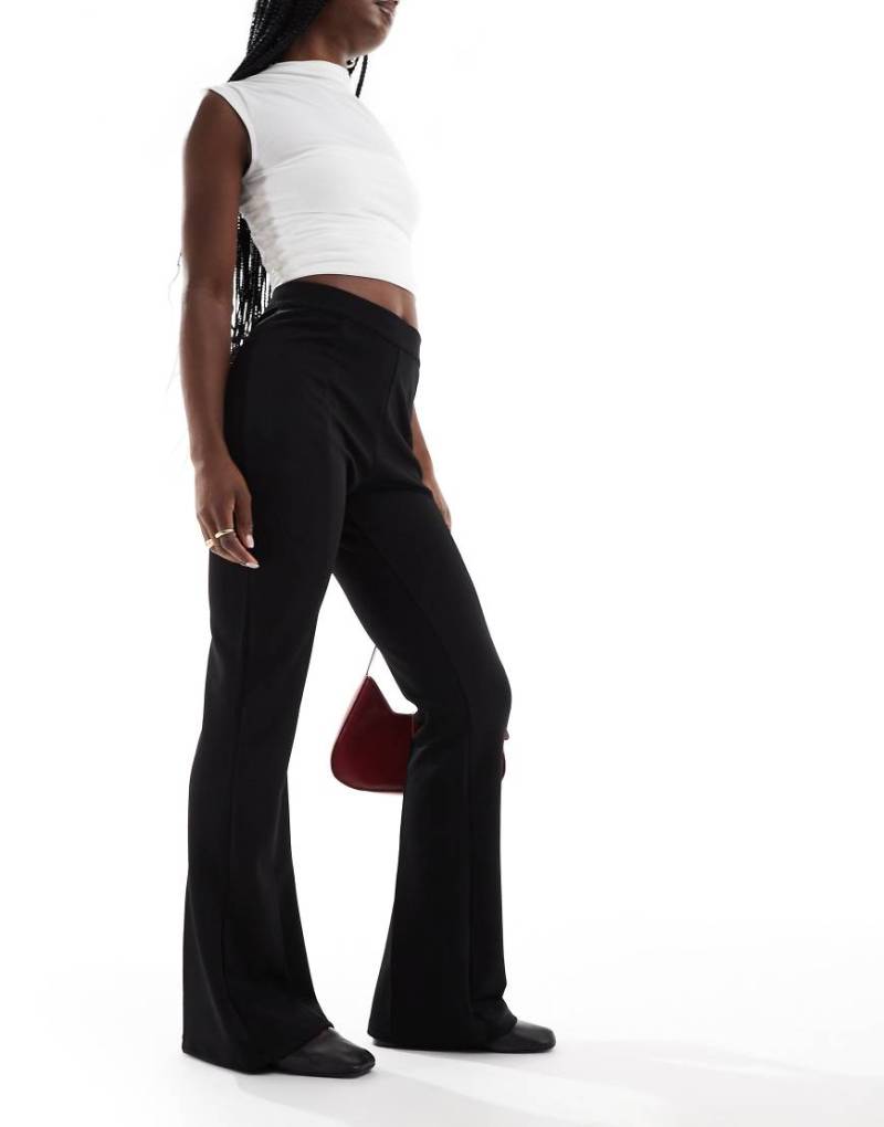 YAS - Schlaghose in Schwarz mit hohem Bund YAS - Schlaghose in Schwarz mit hohem Bund von YAS