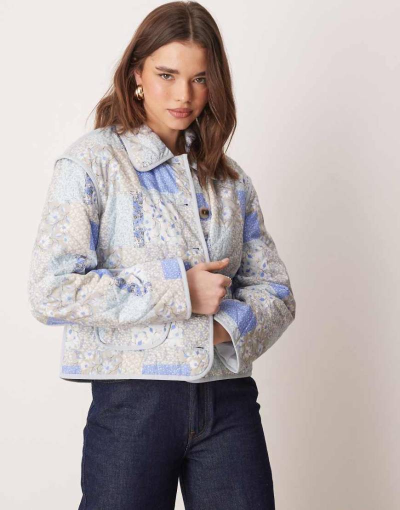 YAS - Steppjacke in Blau mit Vintage-Muster von YAS