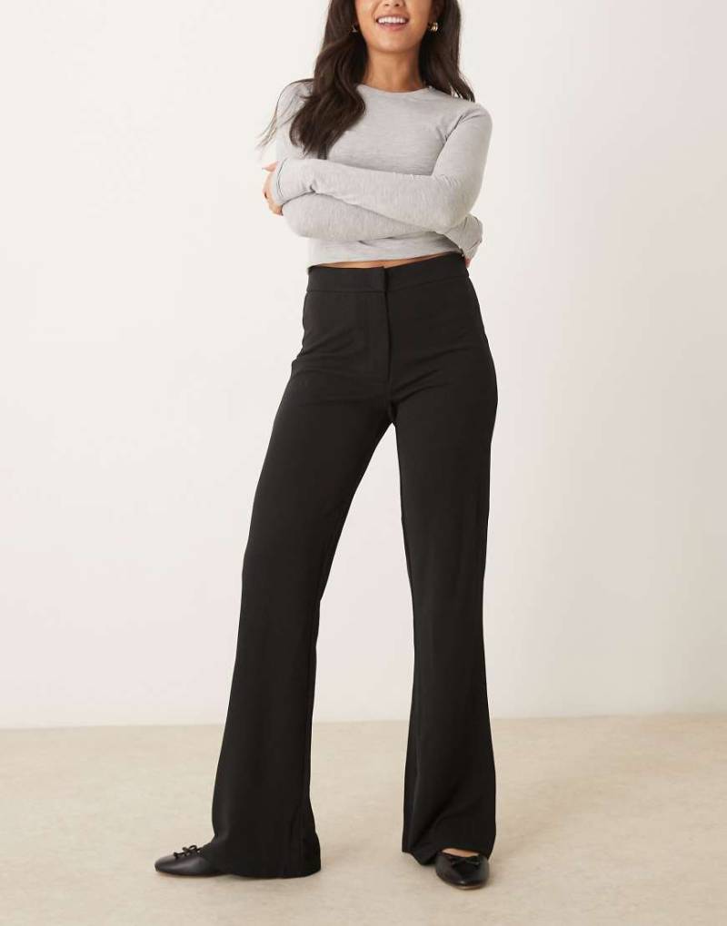 YAS - Stretch-Schlaghose in Schwarz mit hohem Bund von YAS