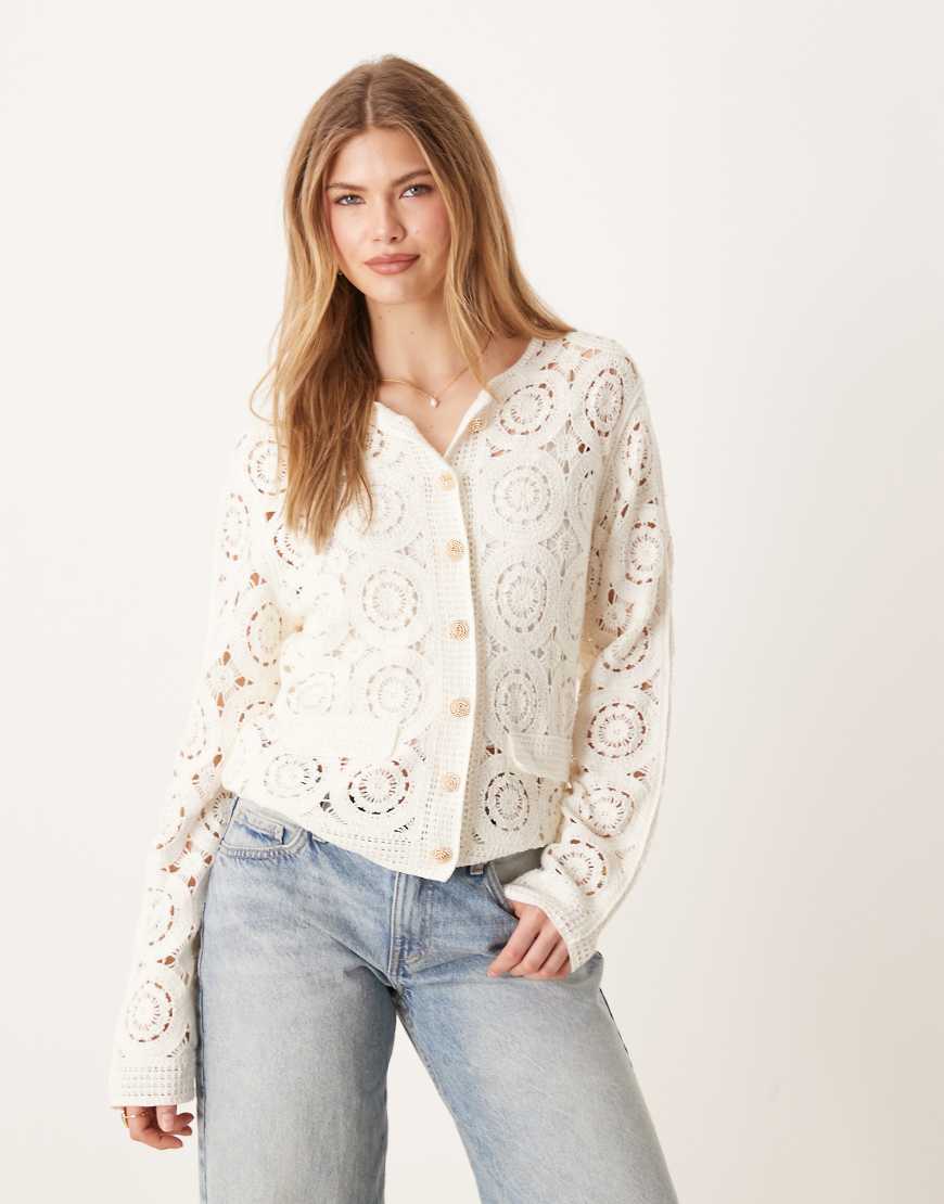 YAS - Strickjacke in Cremeweiß mit goldenem Knopfdetail und kreisförmiger Häkelstruktur YAS - Strickjacke in Cremeweiß mit goldenem Knopfdetail und kreisförmiger Häkelstruktur von YAS