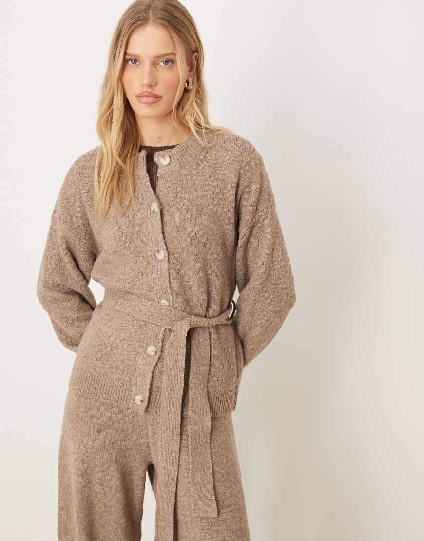 YAS - Strickjacke in Hellbraun mit Bindegürtel und Zopfmuster, Kombiteil-Brown von YAS