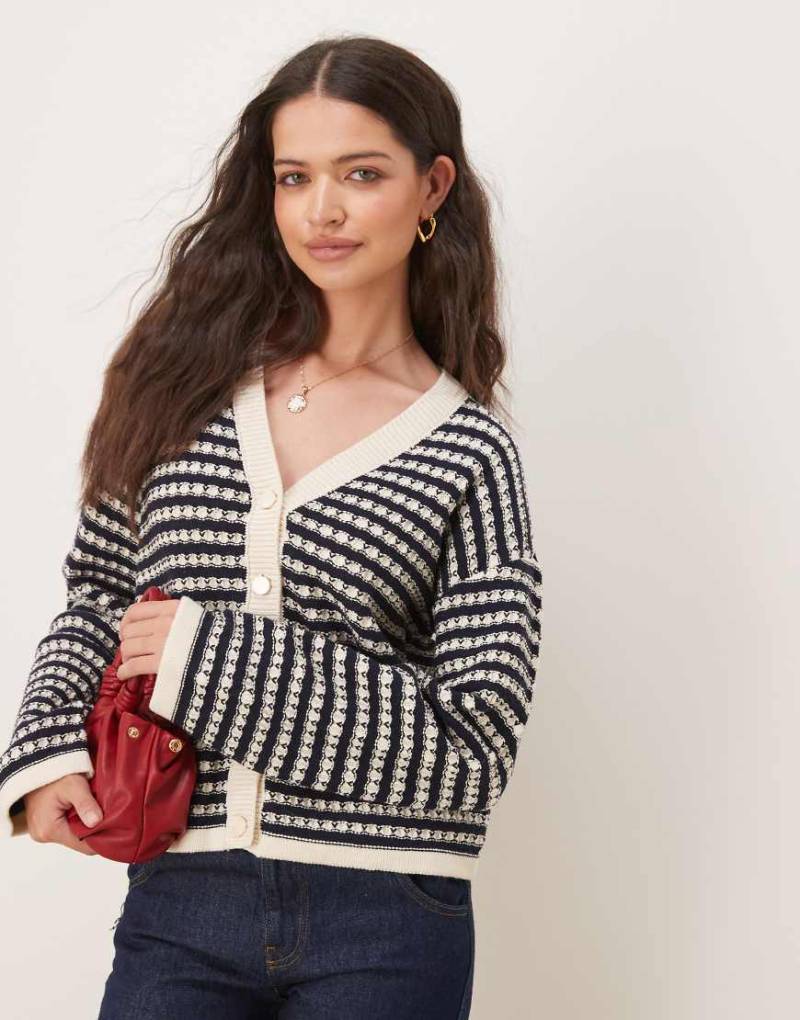 YAS - Strickjacke in Schwarz und Creme mit strukturierten Streifen-Weiß von YAS