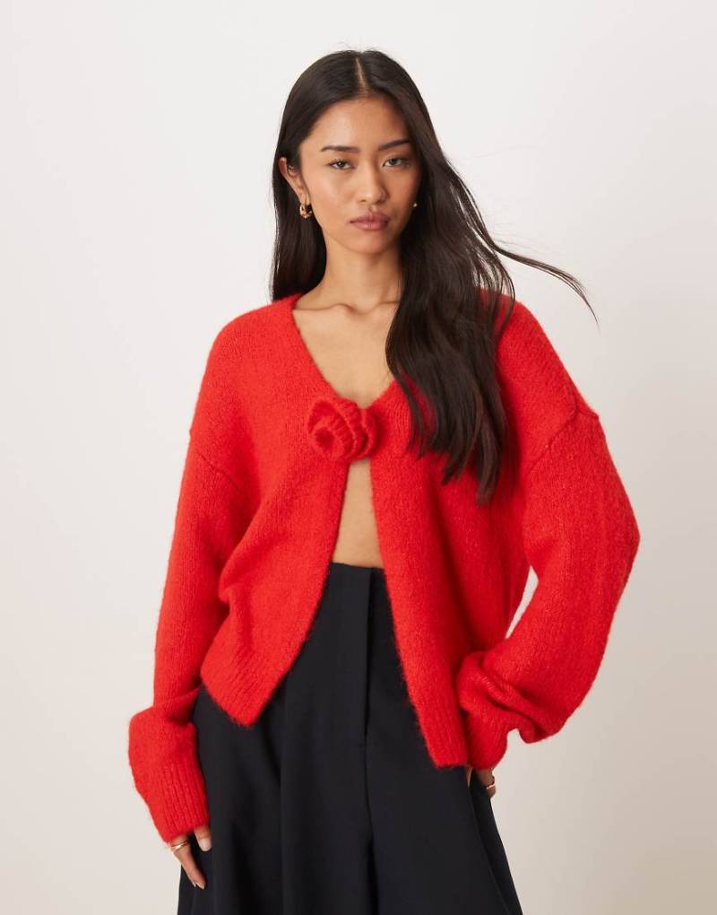 YAS - Strickjacke in Weihnachtssternrot mit Oversize-Blumendetail von YAS