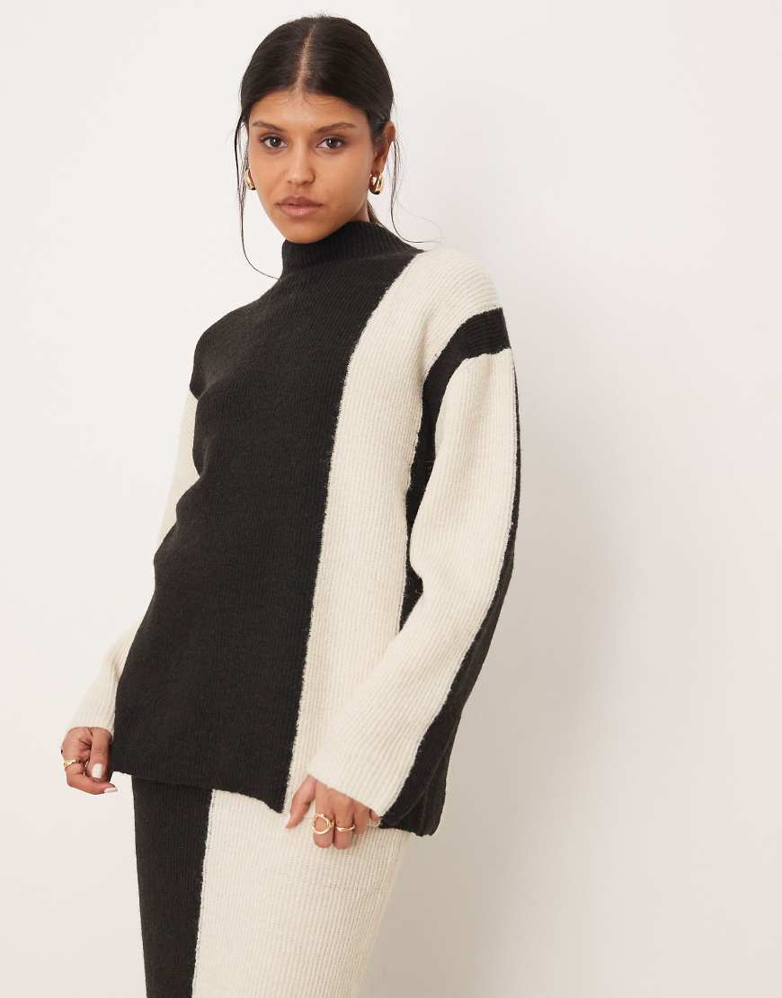 YAS - Strickpullover mit Kontrastdesign in Schwarz und Cremeweiß, Kombiteil von YAS