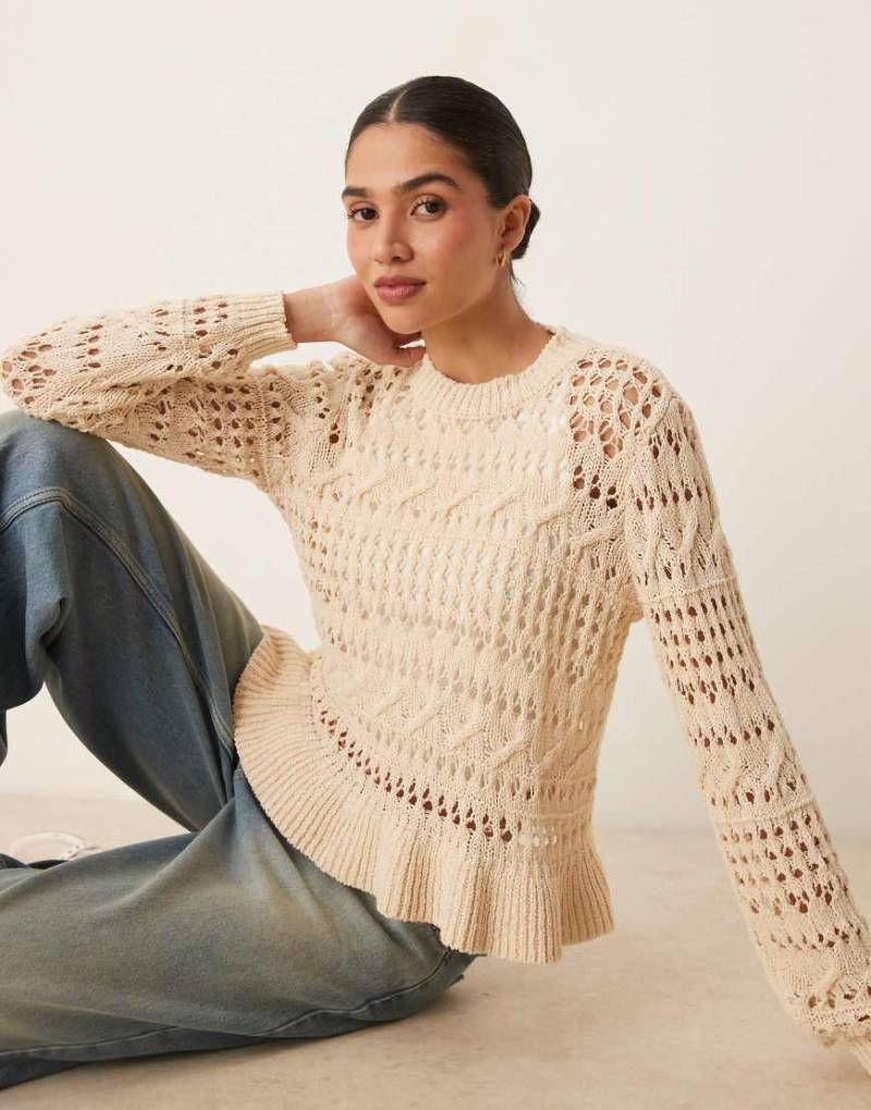 YAS - Strickpullover mit weitmaschiger Häkelstruktur in Cremeweiß mit Rüschensaum von YAS