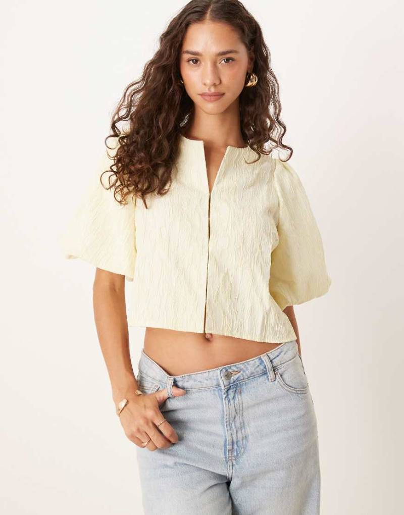 YAS - Strukturierte Bluse in Blassgelb mit Verschlussdetail von YAS