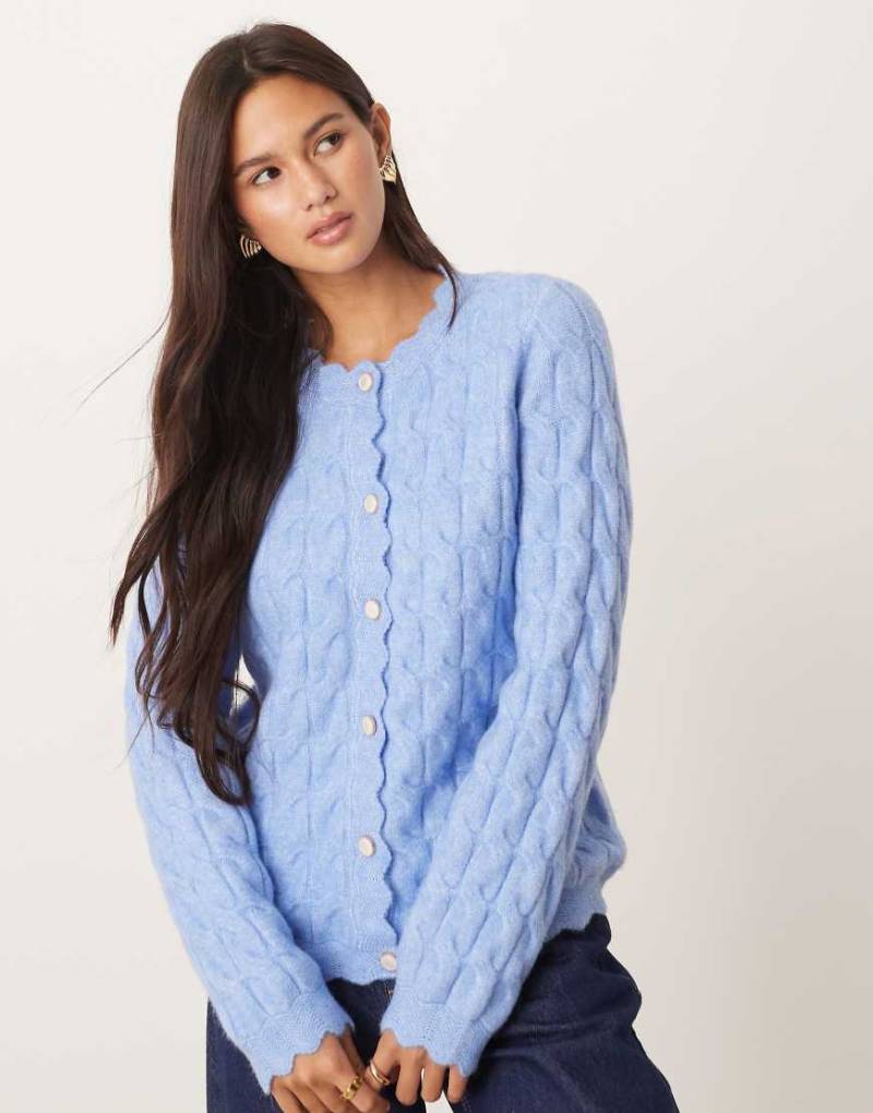 YAS - Strukturierte Strickjacke in Hellblau mit Bogenkante von YAS