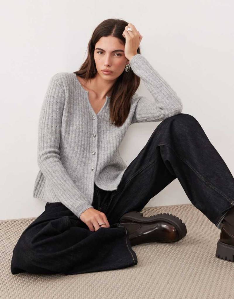 YAS - Strukturierte Strickjacke in Hellgrau meliert mit Schößchensaum von YAS