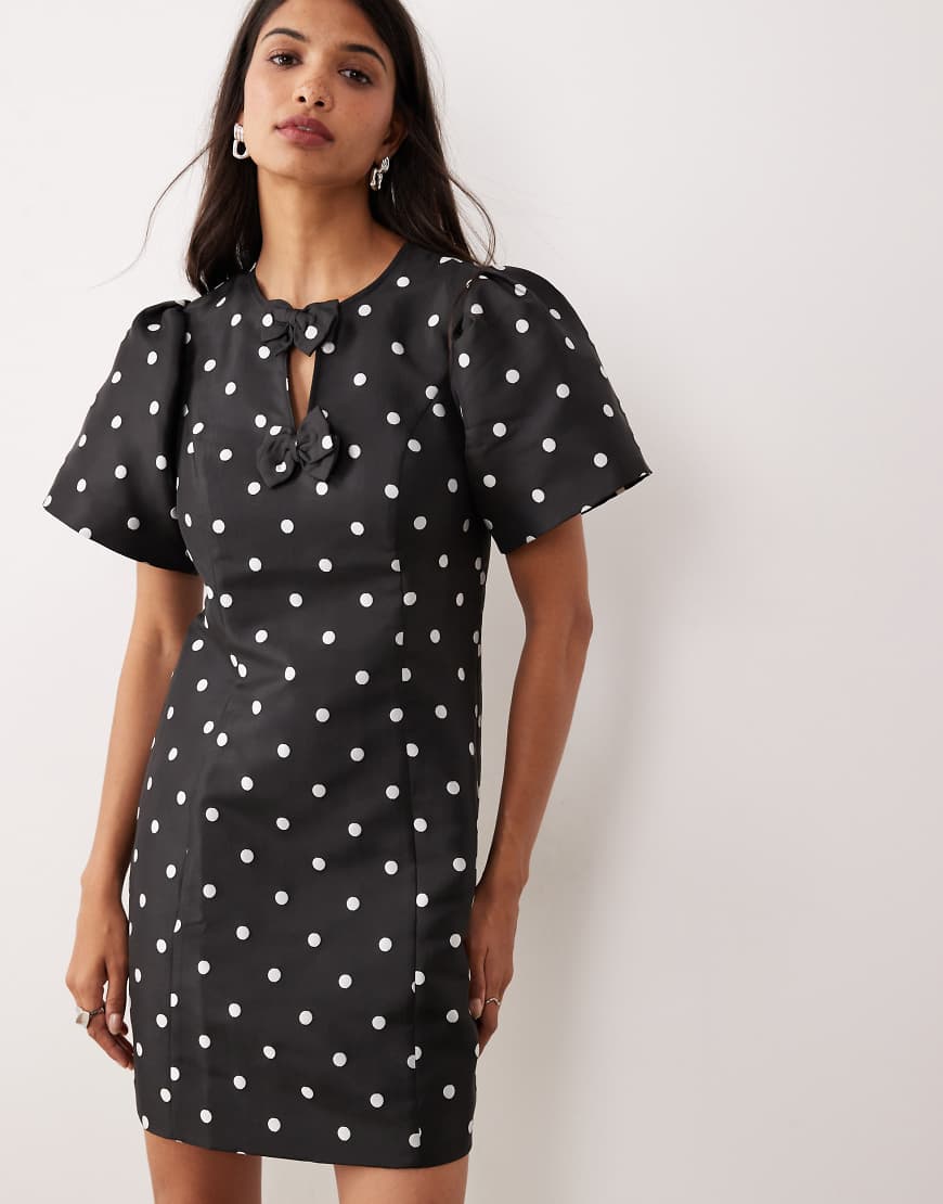 YAS - Strukturiertes Minikleid in Schwarz mit Puffärmeln und weißen Polka Dots-Bunt von YAS