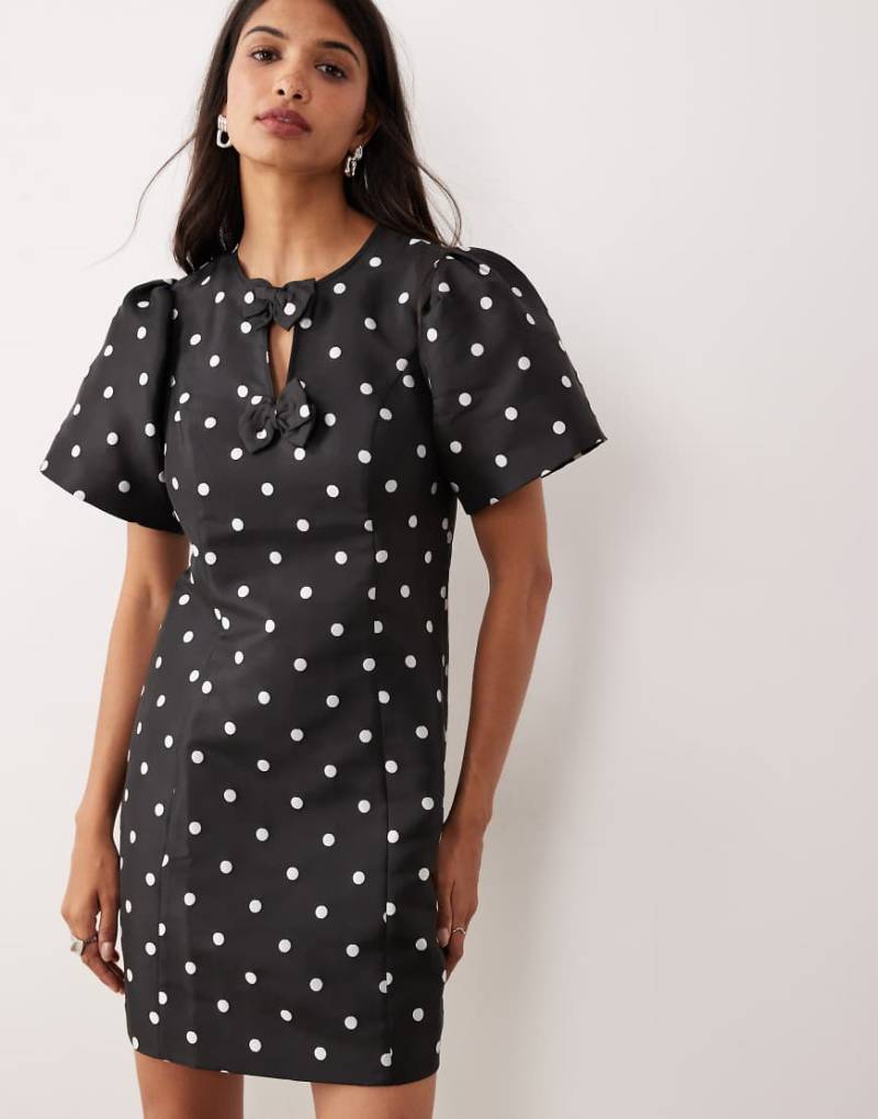 YAS - Strukturiertes Minikleid in Schwarz mit Puffärmeln und weißen Polka Dots-Bunt von YAS