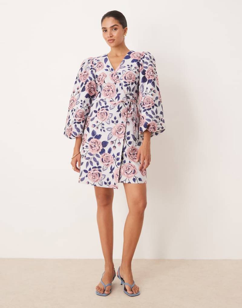 YAS - Strukturiertes Minikleid mit Wickeldesign vorne und auffälligem Blumenprint-Bunt von YAS