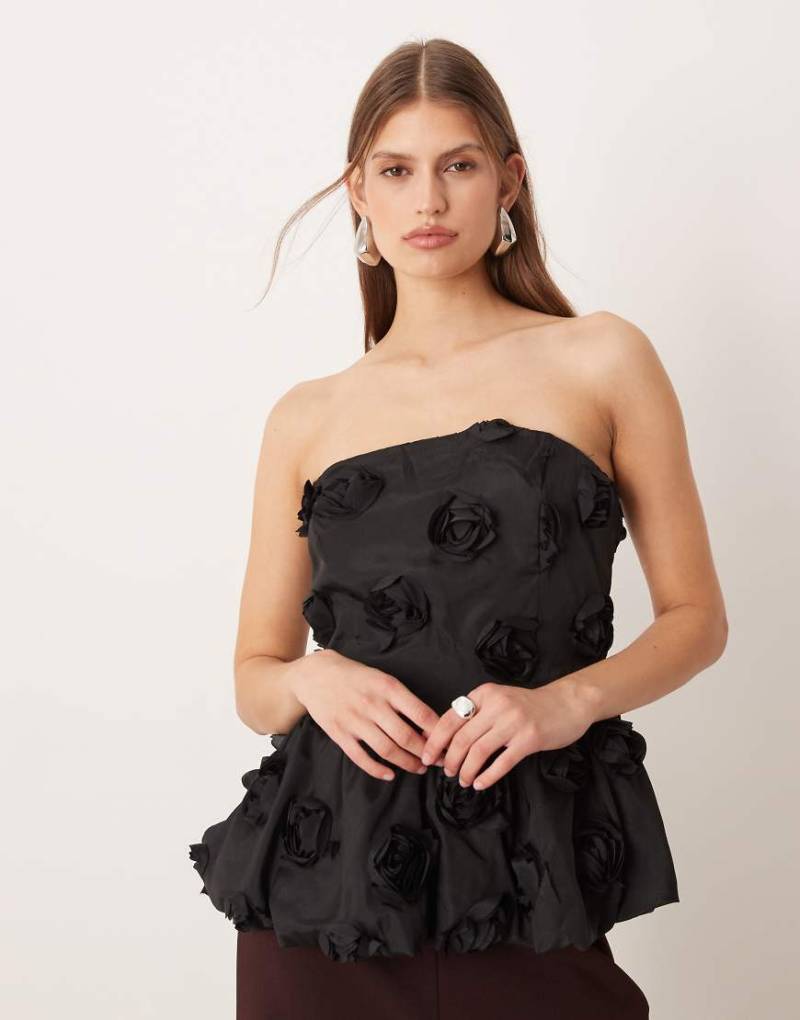 YAS - Trägerloses Oberteil in Schwarz mit 3D-Blumenapplikation von YAS