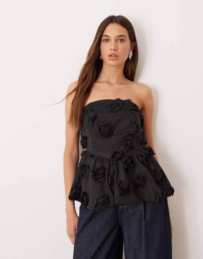 YAS - Trägerloses Oberteil in Schwarz mit 3D-Blumenapplikation von YAS