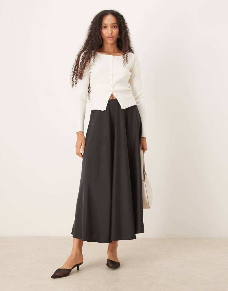 YAS - Voluminöser Midi-Tellerrock aus Satin in Schwarz von YAS