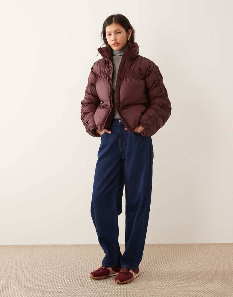 YAS - Wattierte Jacke in Burgunderrot mit Stehkragen und Raffung von YAS