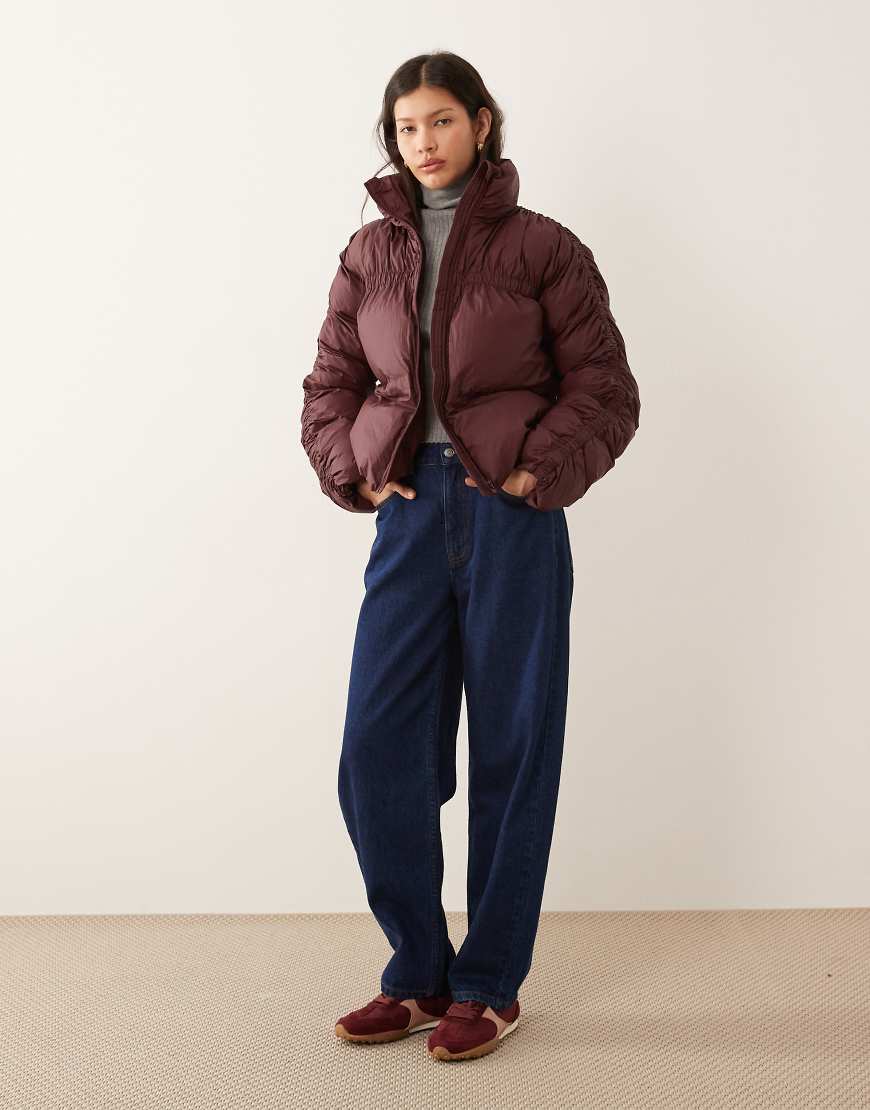 YAS - Wattierte Jacke in Burgunderrot mit Stehkragen und Raffung YAS - Wattierte Jacke in Burgunderrot mit Stehkragen und Raffung von YAS