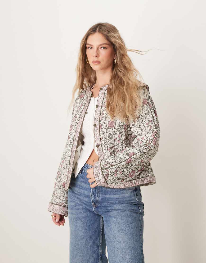YAS - Weiche Steppjacke in Cremeweiß mit rosa Blumenmuster von YAS