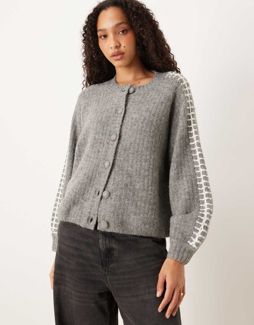 YAS - Weiche Strickjacke in Mittelgrau meliert mit Kontrastnaht von YAS