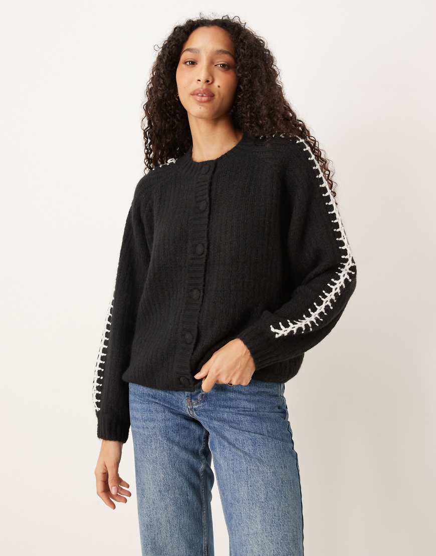 YAS - Weiche Strickjacke in Schwarz mit Kontrastnaht von YAS