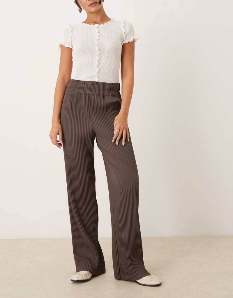 YAS - Weit geschnittene Plissee-Hose in Schokobraun-Brown von YAS