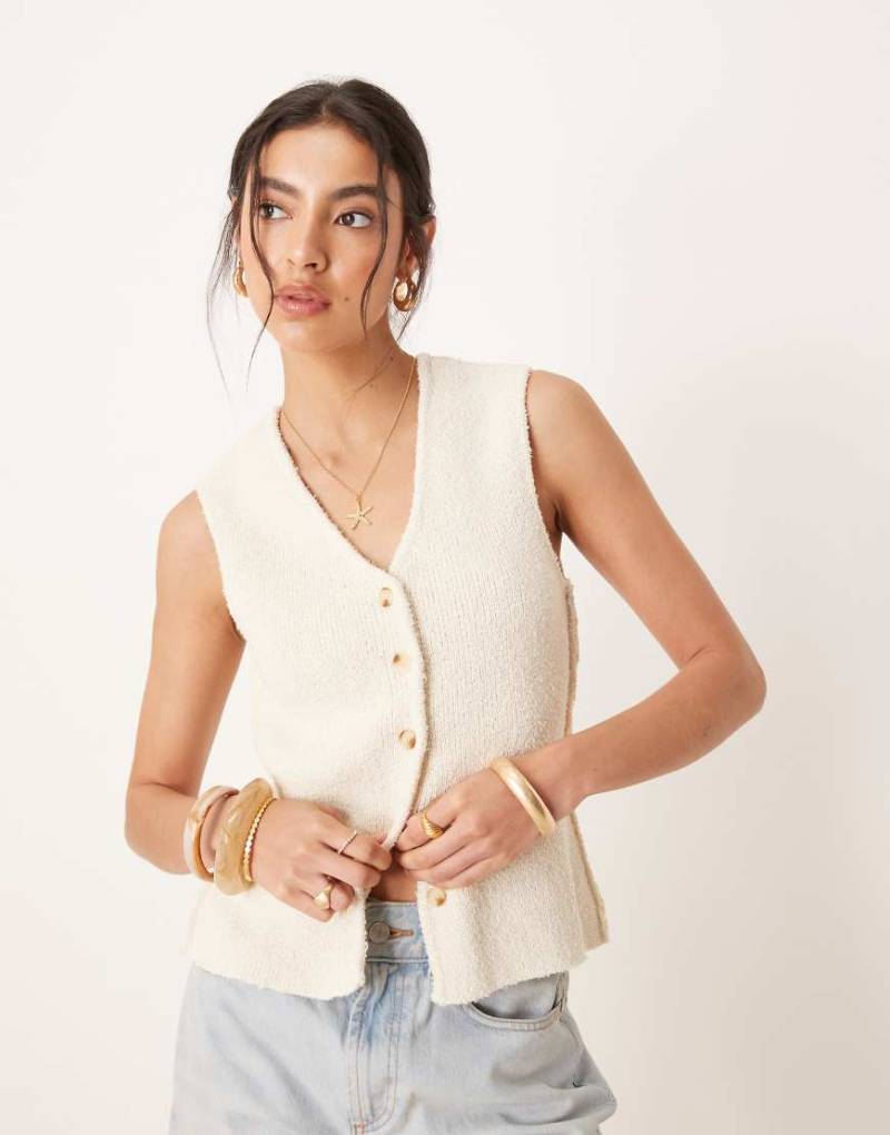 YAS - Westen-Top aus strukturiertem Strick in Creme-Weiß von YAS