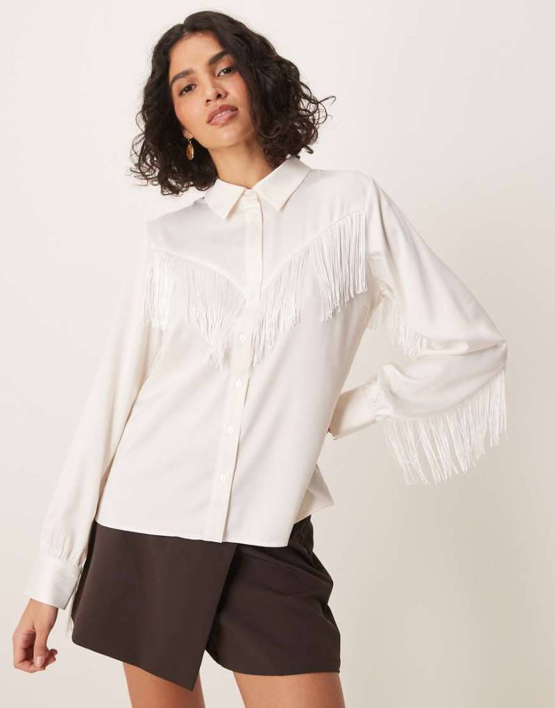 YAS - Western-Hemdbluse in Cremeweiß mit Fransendetail von YAS