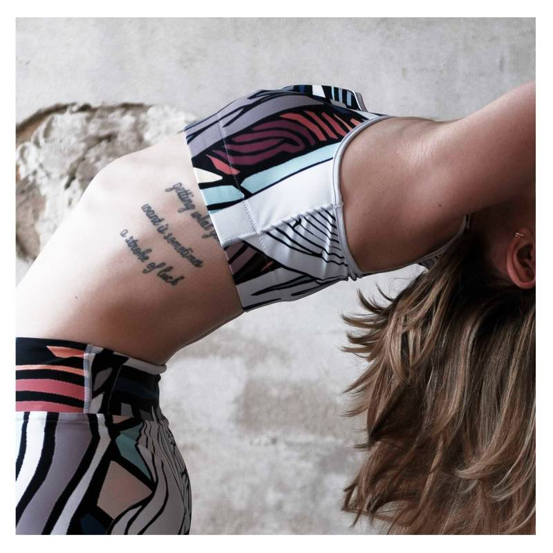 Sport-Bh Mit Weißem Abstraktem Allover-Print, Yoga-Oberteil, Bedruckter Sport-Bh, Bequemes Und Unterstützendes Workout-Oberteil Für Frauen von YASHyoga